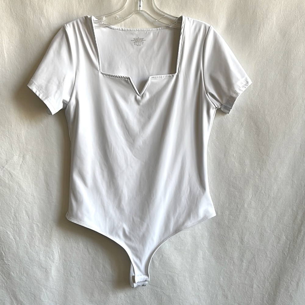 White square neck with V notch short sleeves bodysuit, size M